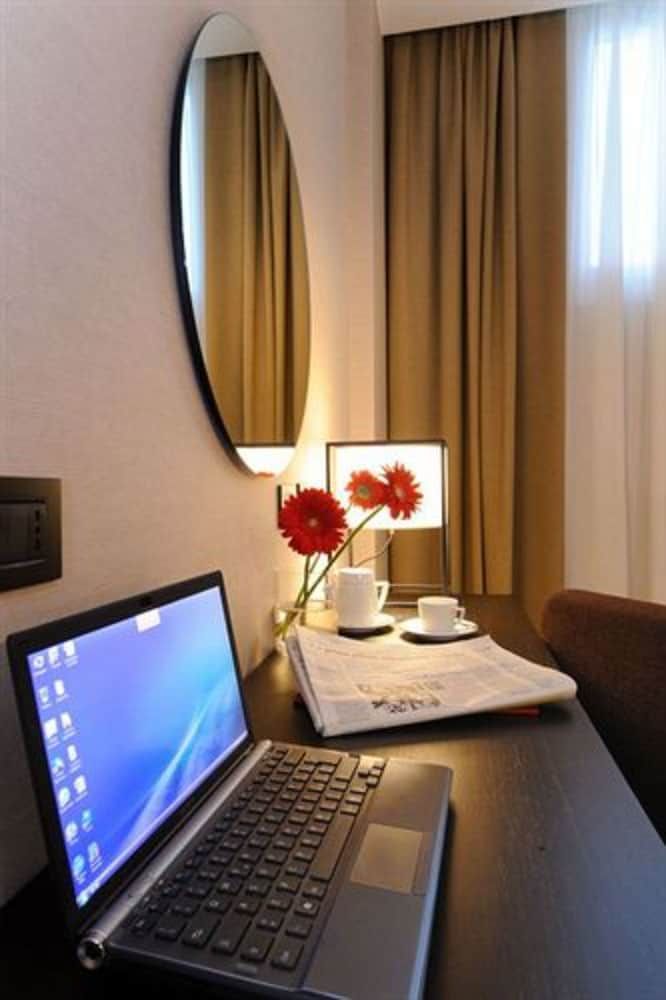 H2C Hotel Milanofiori Classic Room 3