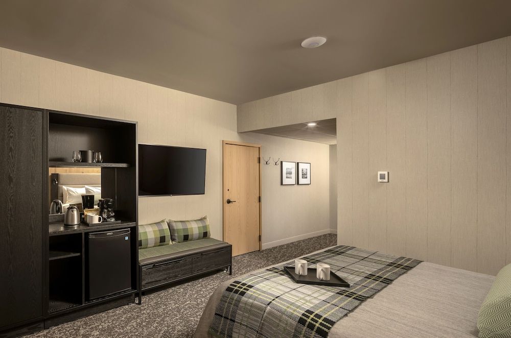 Peaks Hotel and Suites Standard Room, 1 King bed, Back Alley View