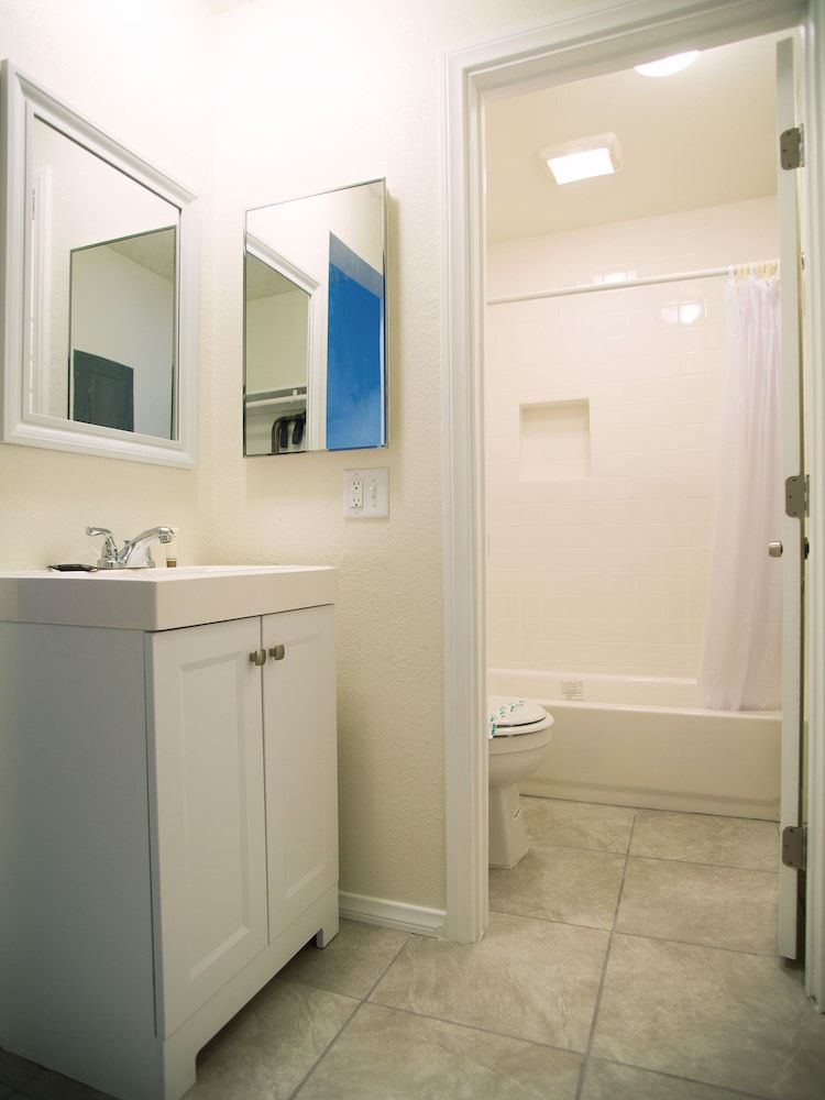 Siegel Slots and Suites Standard Room 6