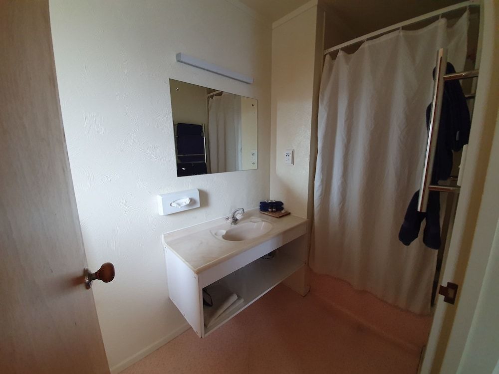 Abbots Hamilton - Hotel and Conference Centre Comfort Twin Room, Refrigerator & Microwave 9