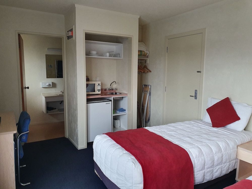 Abbots Hamilton - Hotel and Conference Centre Comfort Twin Room, Refrigerator & Microwave 4
