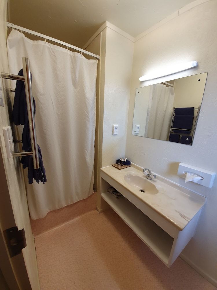 Abbots Hamilton - Hotel and Conference Centre Comfort Twin Room, Refrigerator & Microwave 8