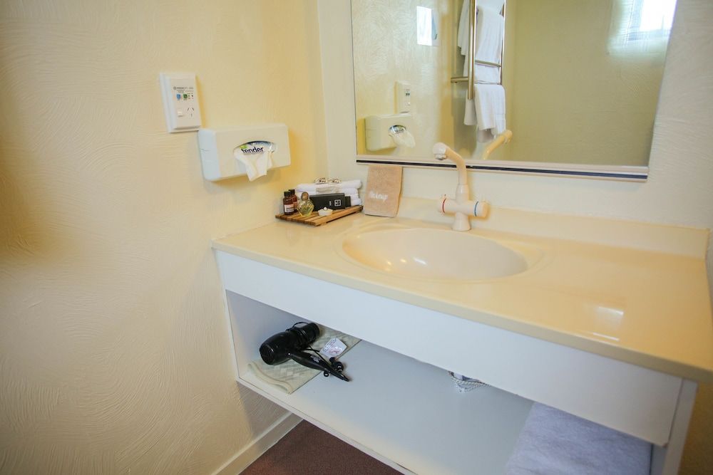 Abbots Hamilton - Hotel and Conference Centre Superior Twin Room, Multiple Beds, Accessible, Jetted Tub 9