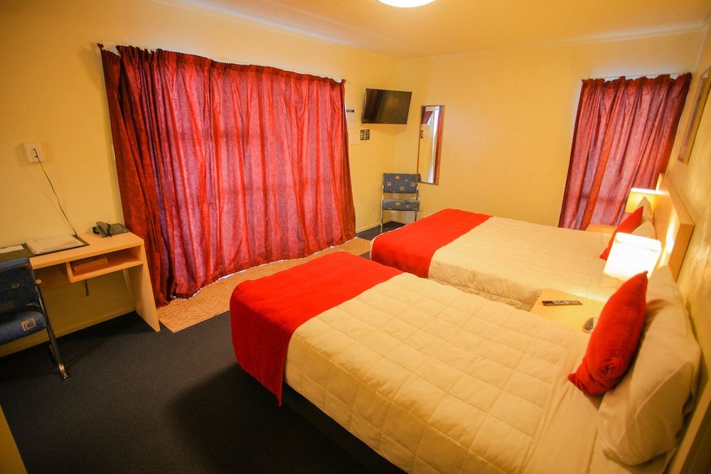 Abbots Hamilton - Hotel and Conference Centre Comfort Twin Room, Refrigerator & Microwave