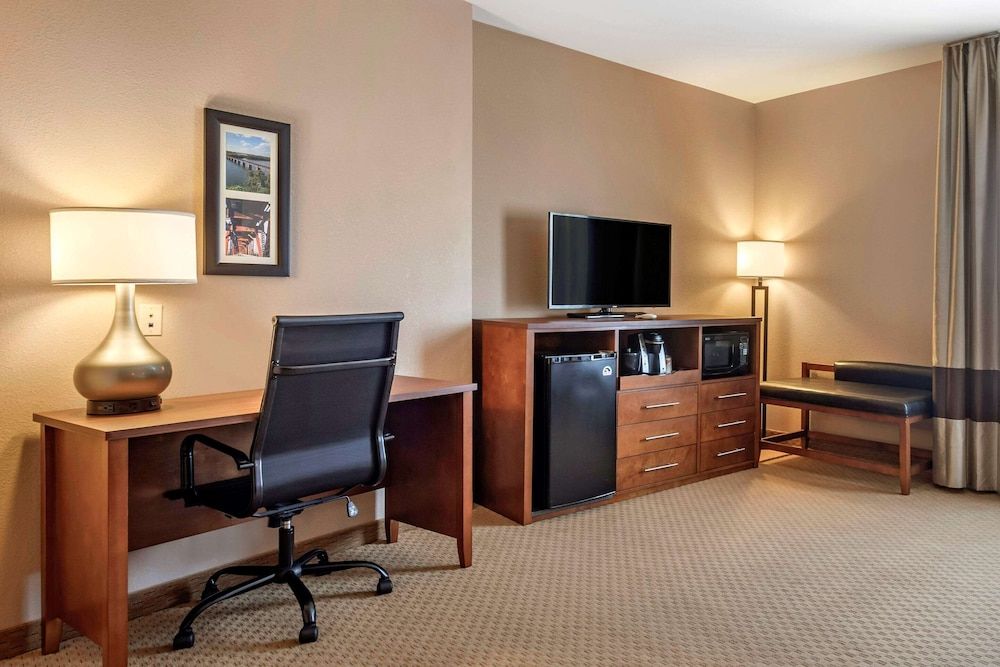 Suite, 1 Queen Bed, Accessible, Non Smoking (Accessible Tub)