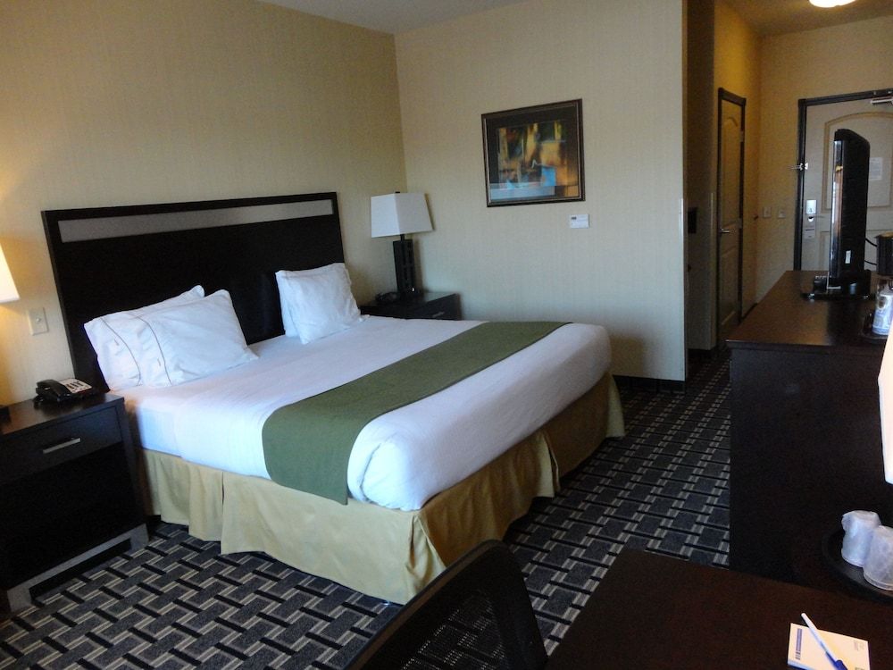 Standard Room, 1 King Bed, Accessible (Mobility Roll-In Shower)
