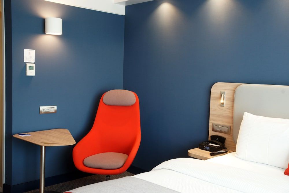 Holiday Inn Express Zurich Airport by IHG Standard Room 8
