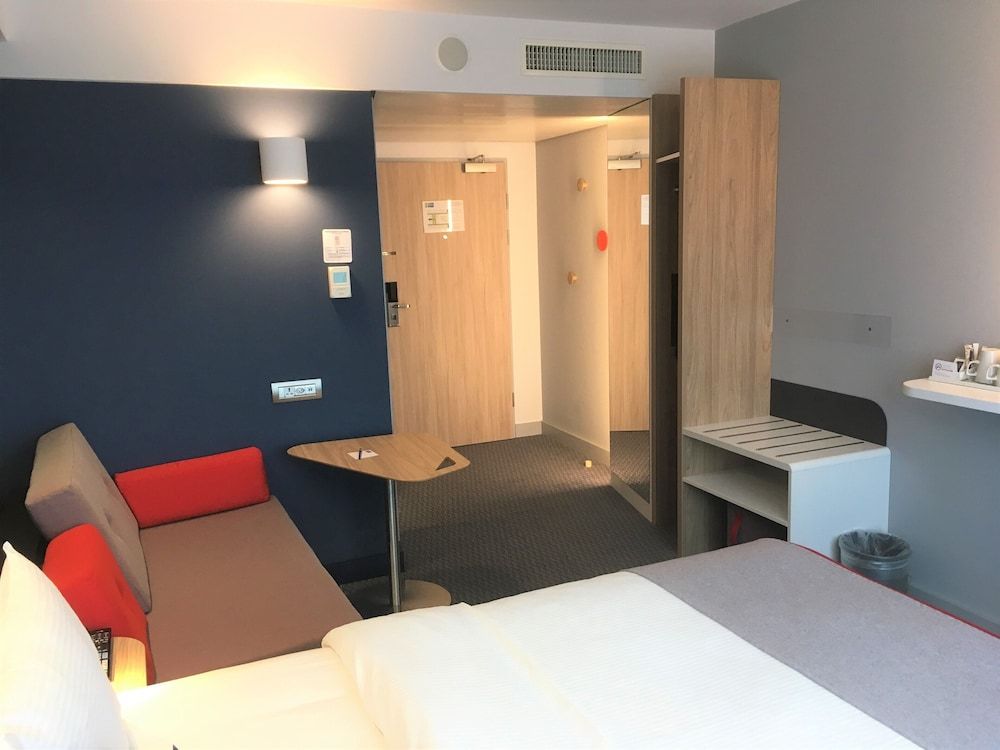 Holiday Inn Express Zurich Airport by IHG Standard Room 7