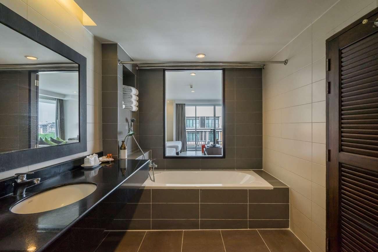 Grand Deluxe Family Room