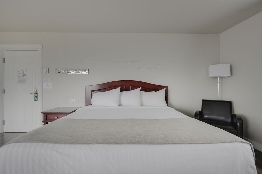 Hotel et Pavillons Le Petit Manoir du Casino HOTEL | Economy Room, 1 King Bed River View 3