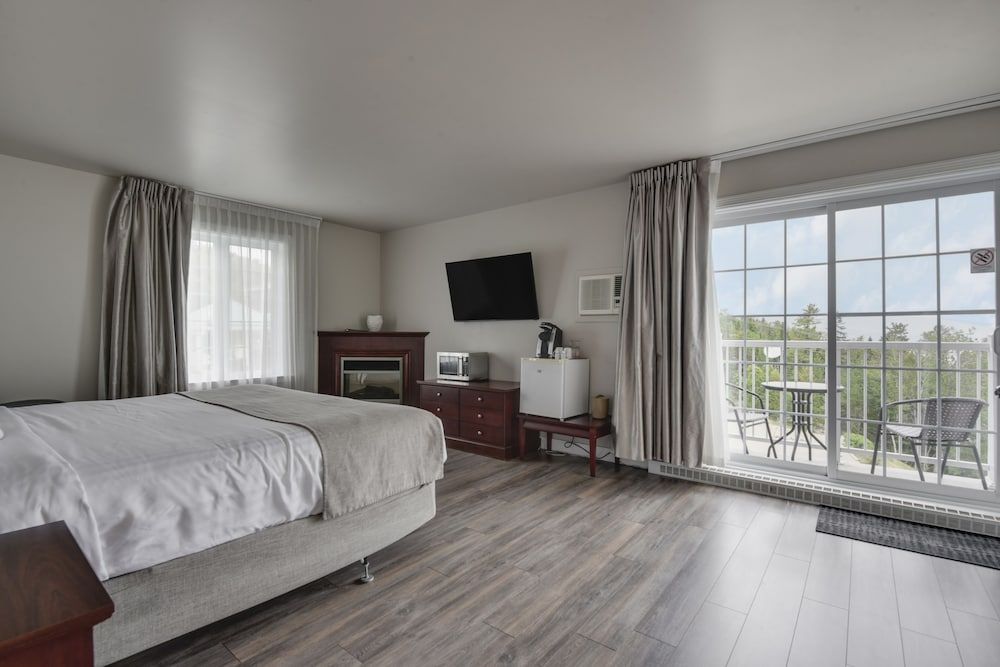 Hotel et Pavillons Le Petit Manoir du Casino HOTEL | Economy Room, 1 King Bed River View 2