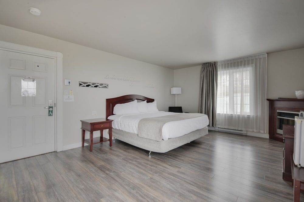 Hotel et Pavillons Le Petit Manoir du Casino HOTEL | Economy Room, 1 King Bed River View 4