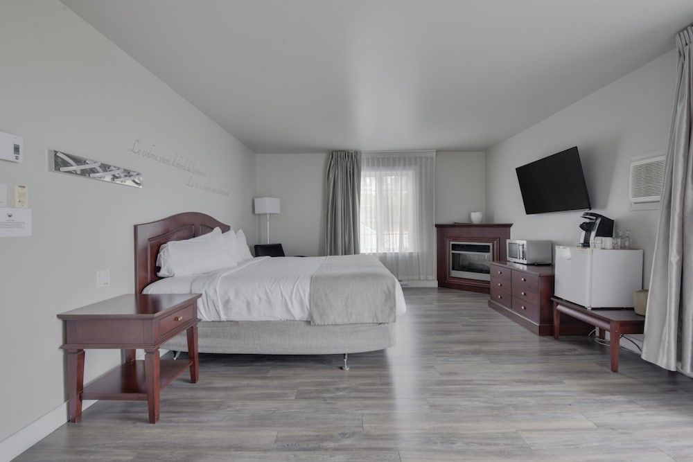 Hotel et Pavillons Le Petit Manoir du Casino PAVILION SECTION | Economy Room, 1 Queen Bed, Balcony, Courtyard View 2