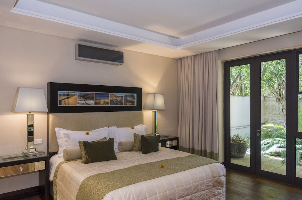 No5 Boutique Art Hotel by Mantis Luxury Suite, 1 Queen Bed with Sofa bed