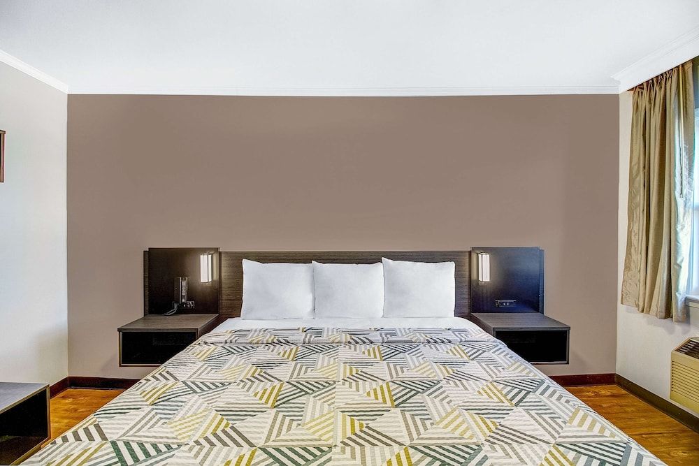 Motel 6 Front Royal, VA Deluxe Room, 1 King Bed, Non Smoking, Refrigerator & Microwave 2