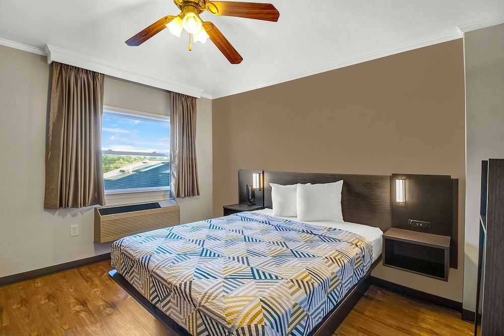 Motel 6 Front Royal, VA Deluxe Room, 1 Double Bed, Non Smoking, Refrigerator & Microwave 2