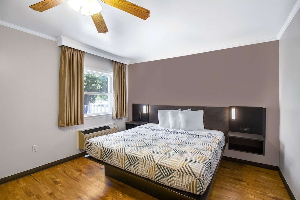 Motel 6 Front Royal, VA Deluxe Room, 1 King Bed, Non Smoking, Refrigerator & Microwave