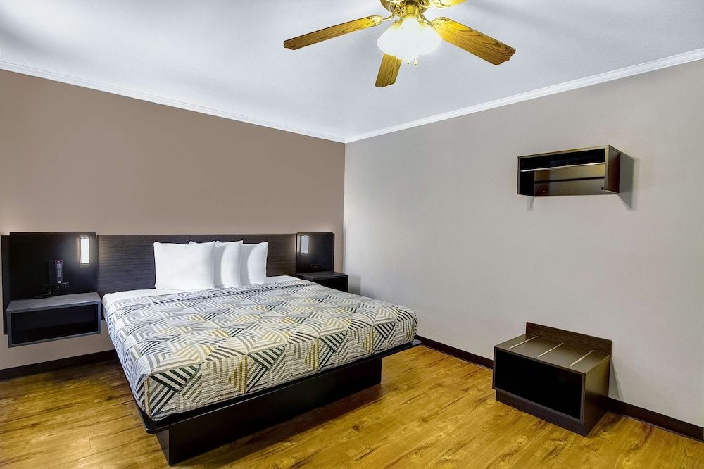 Motel 6 Front Royal, VA Deluxe Room, 1 King Bed, Non Smoking, Refrigerator & Microwave 4