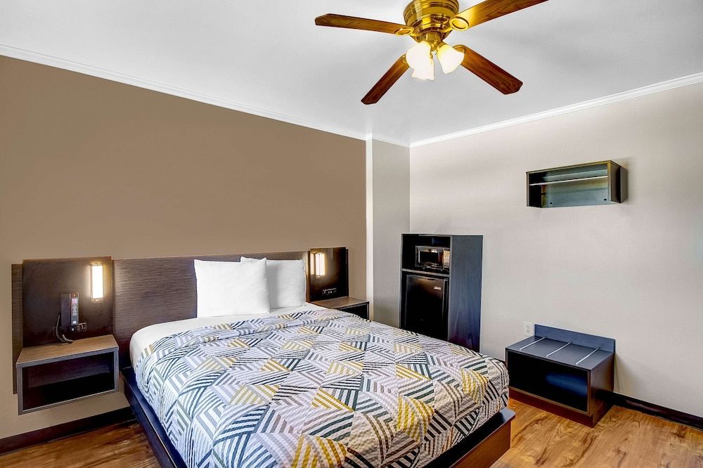 Motel 6 Front Royal, VA Deluxe Room, 1 Double Bed, Non Smoking, Refrigerator & Microwave 4