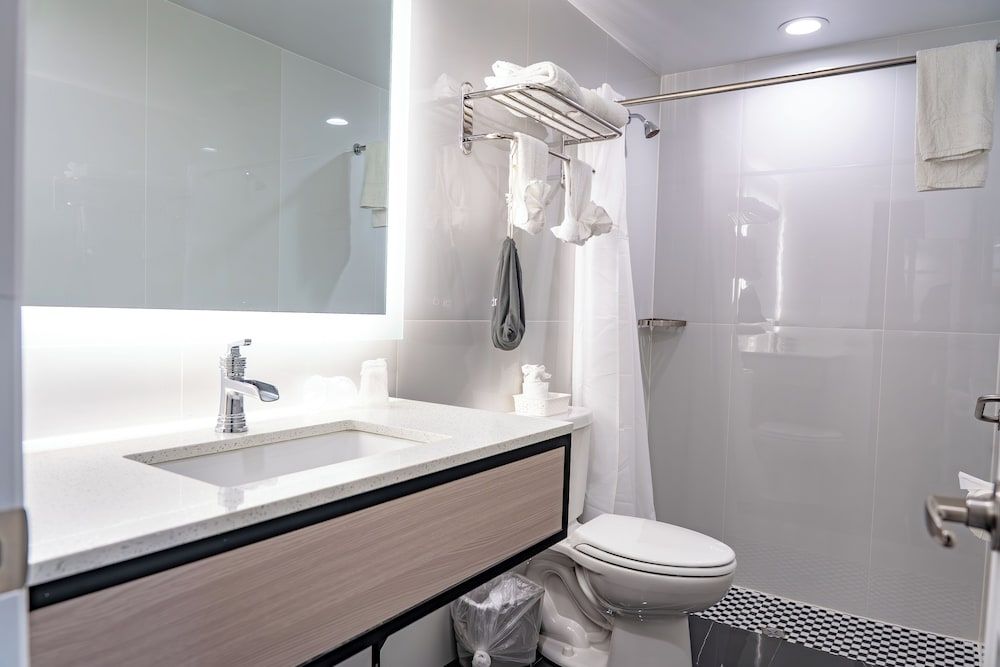 Whitman Motor Lodge Standard Room, 1 King Bed 3