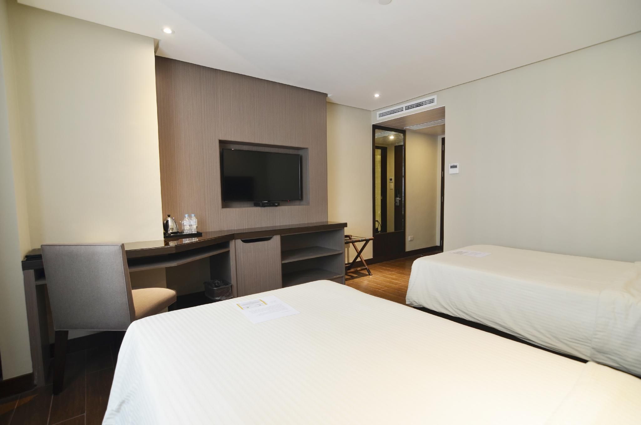 Pearl Garden Hotel Deluxe Twin Bed