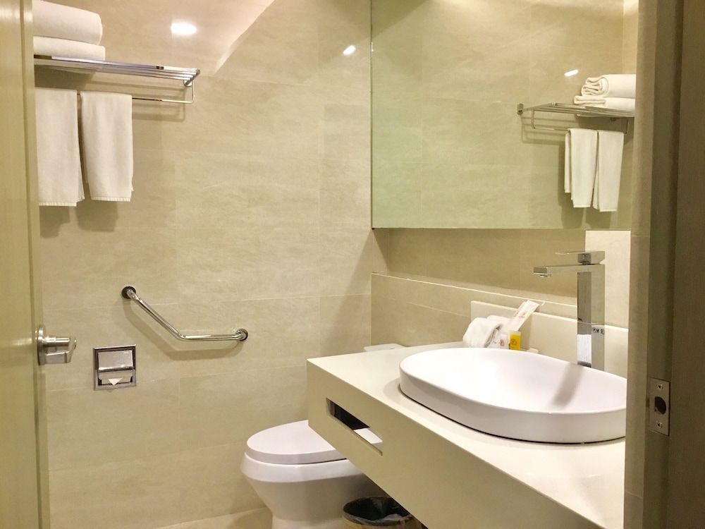 L'Fisher Hotel Newly Renovated Deluxe Room 3