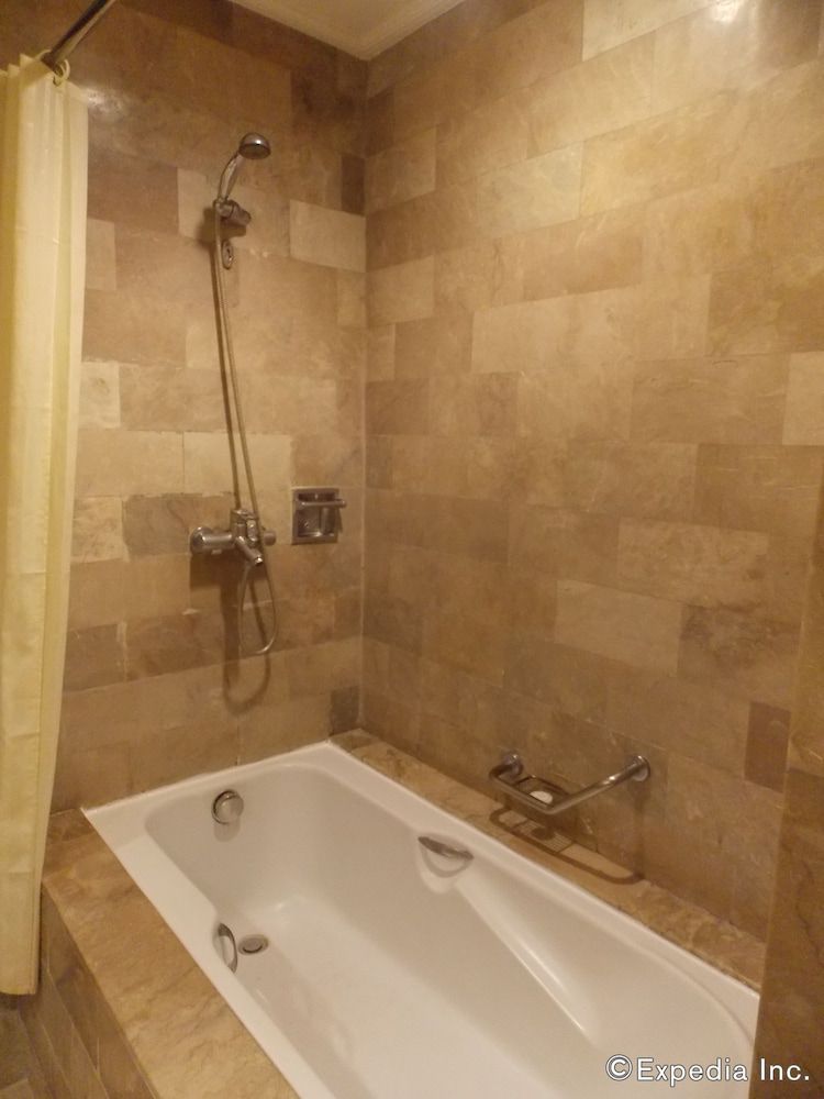 Deep soaking bathtub