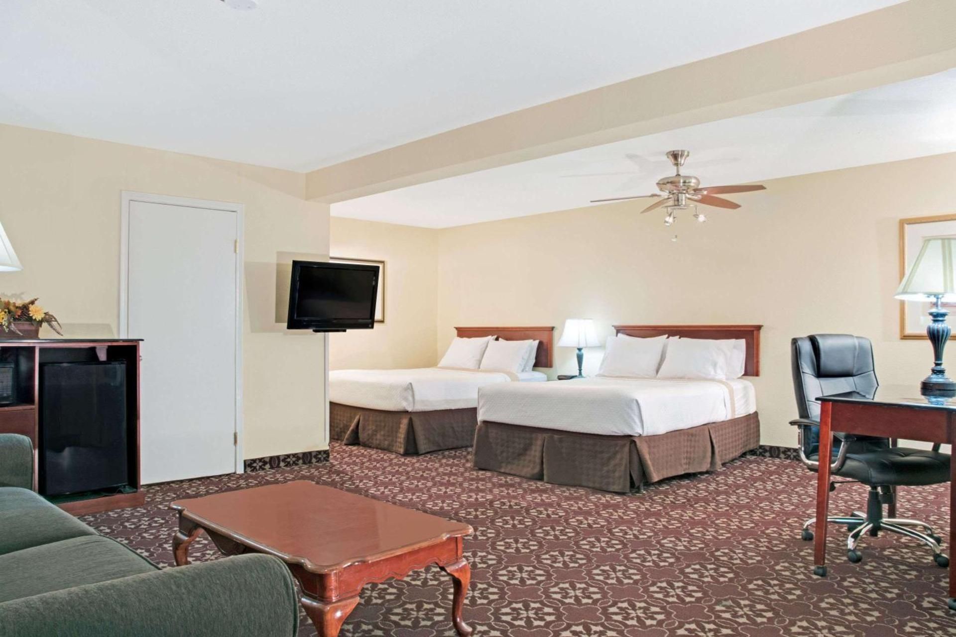 Days Inn by Wyndham Shenandoah 2 Queen Beds Suite Non-Smoking 2