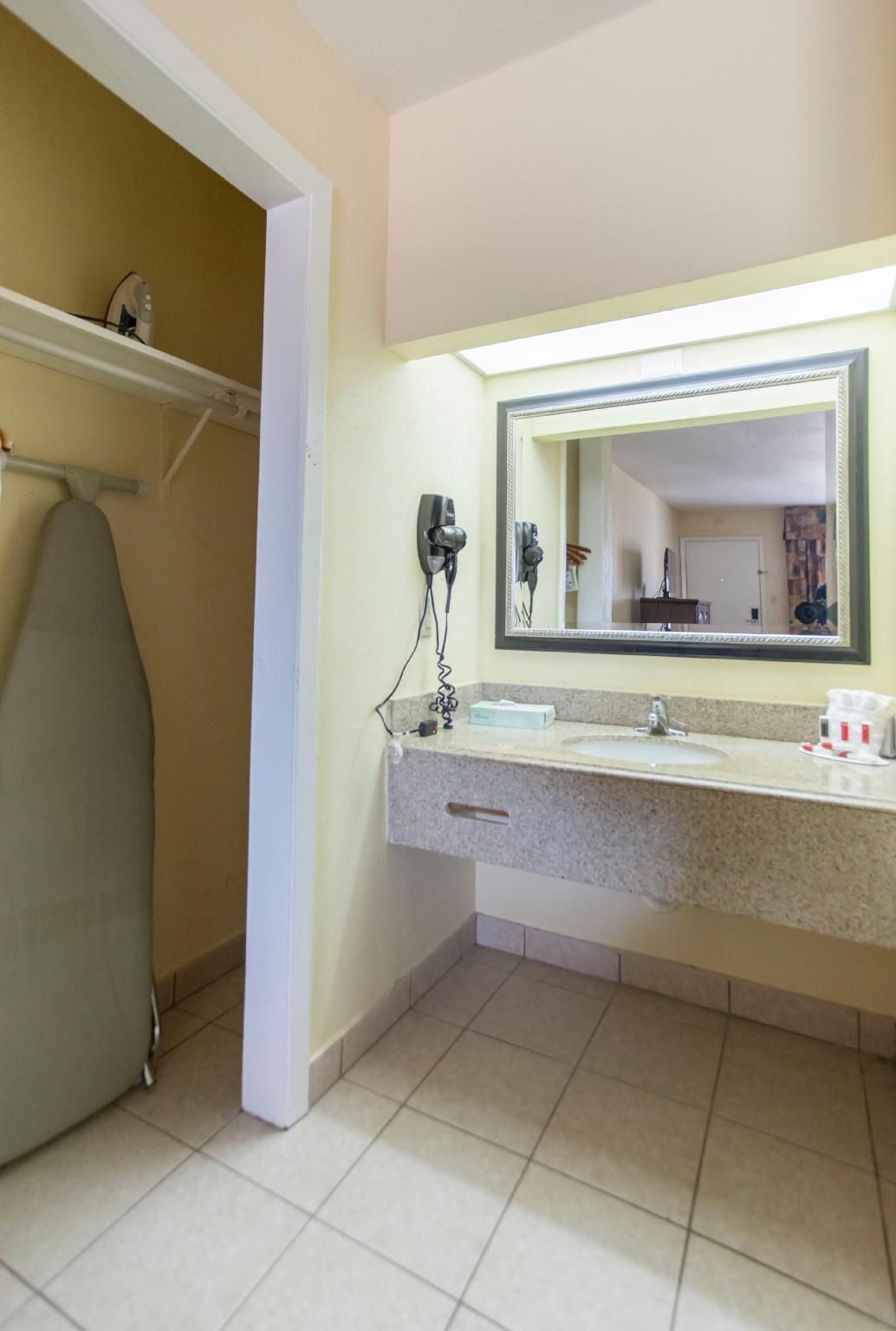 1 King Bed Suite Non-Smoking