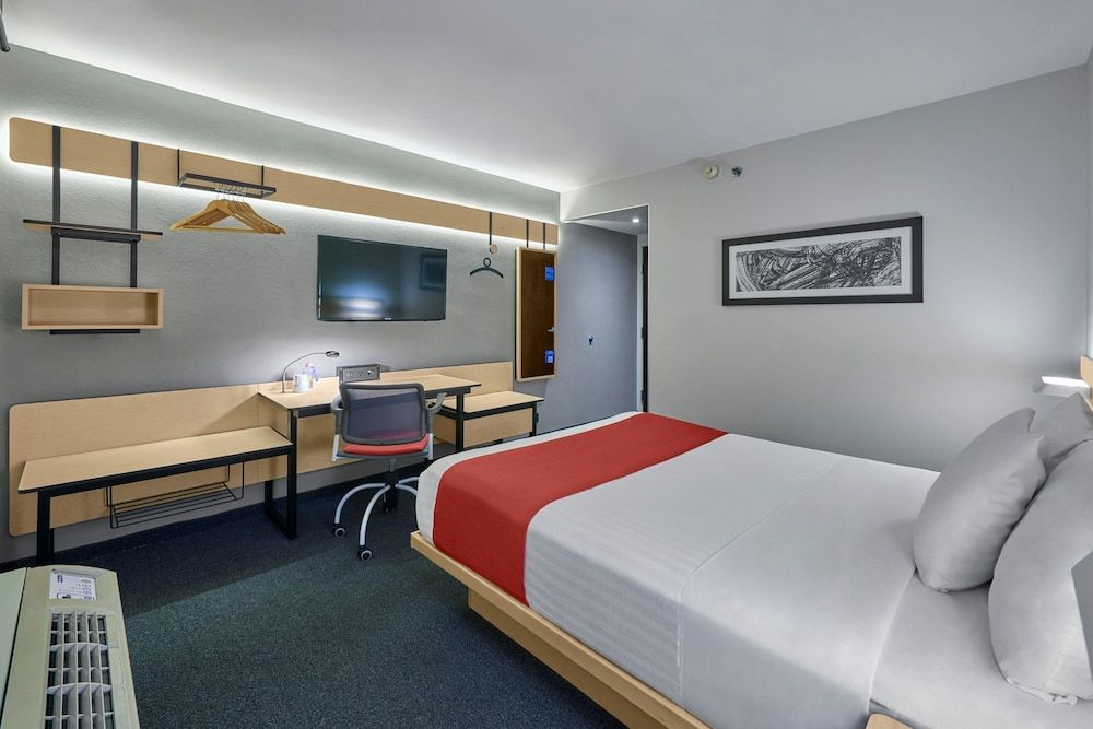 City Express by Marriott Tijuana Río Room, 1 Queen Bed 2