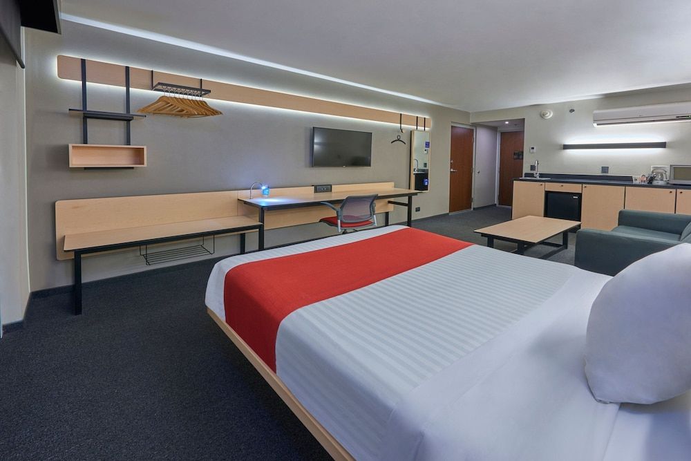 City Express by Marriott Tijuana Río Superior Room, 1 Queen Bed with Sofa bed 2