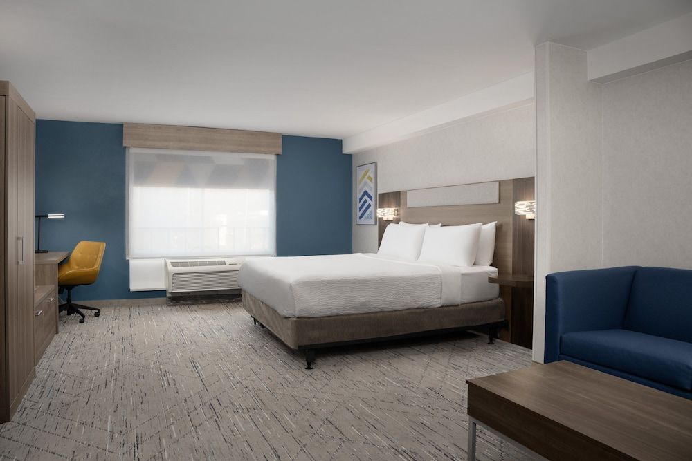 Suite, 1 King Bed, Accessible (Mobility)