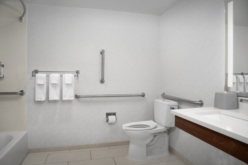 Suite, 1 King Bed, Accessible (Mobility)