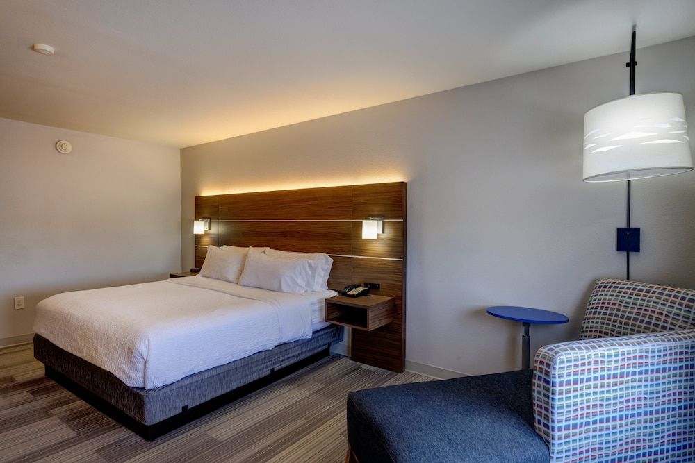 Standard Room, 1 King Bed, Mobility Accessible (Transfer Shower)