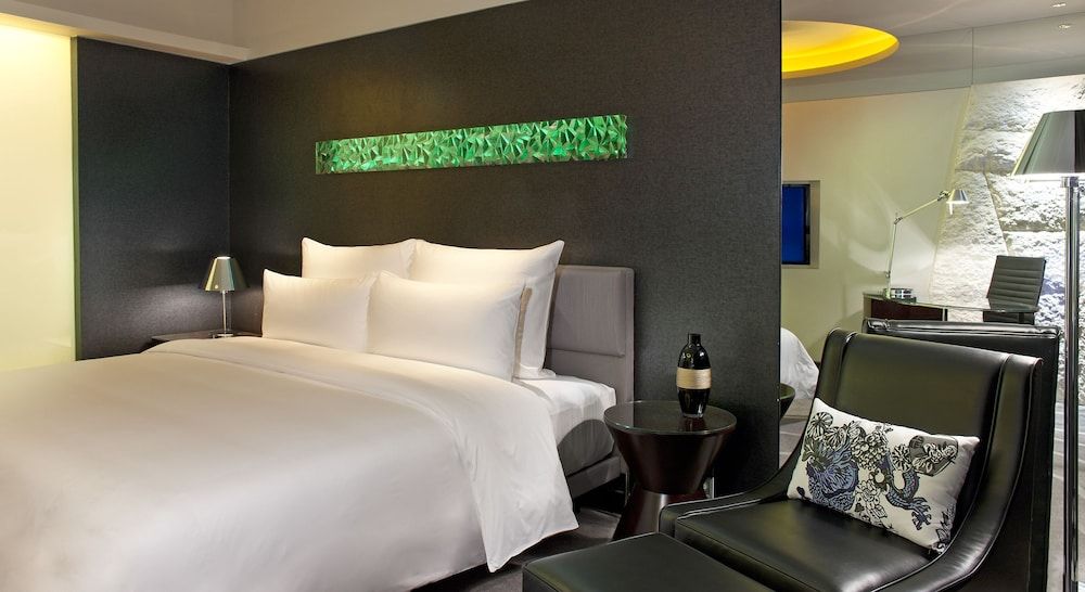 Room, 1 King Bed, Balcony, Courtyard View