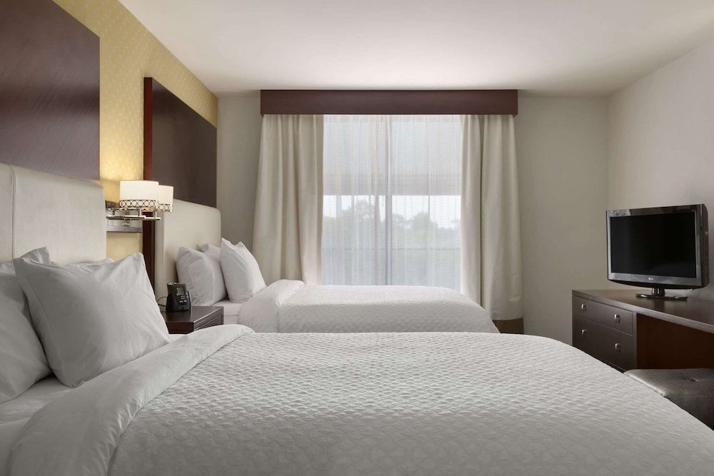 undefined Embassy Suites by Hilton Savannah Airport 2