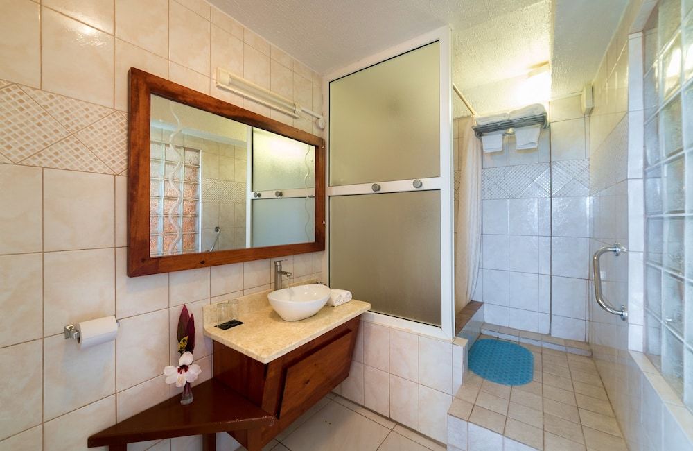 The Champs Comfort Room, 1 Queen Bed, Sea View, Poolside 2