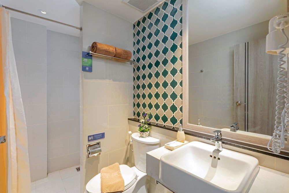 Sawaddi Patong Resort & Spa by Tolani Studio, Pool View 4