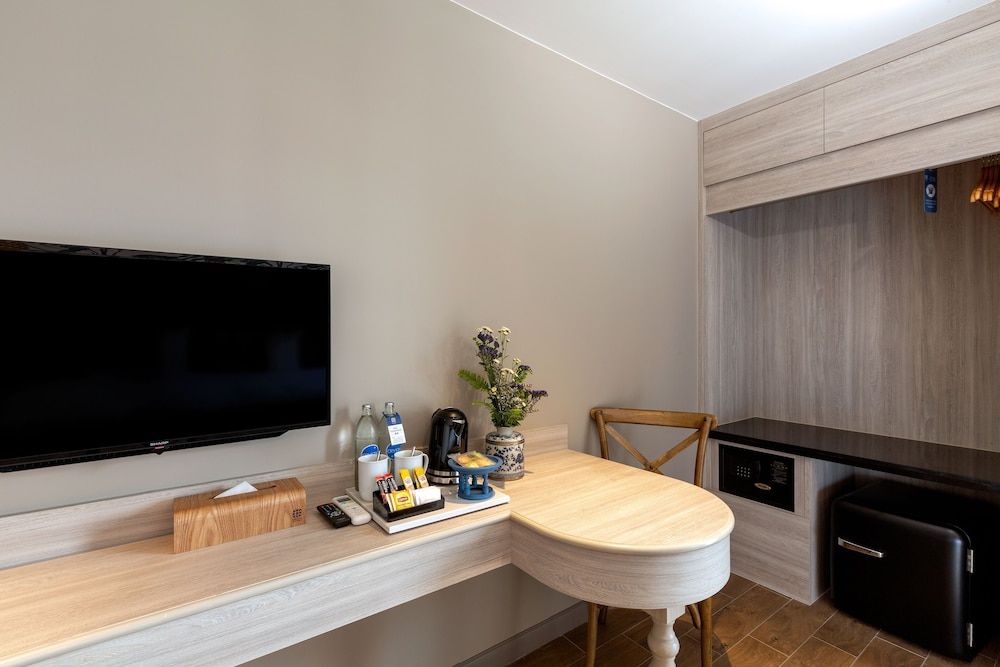 Sawaddi Patong Resort & Spa by Tolani Studio, Pool View 5