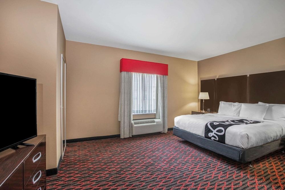 Deluxe Suite, 1 King Bed, Accessible, Non Smoking (Mobility Accessible, Family)