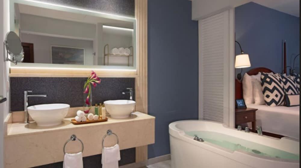 Preferred Club Junior Suite Ocean View Swim-Out King