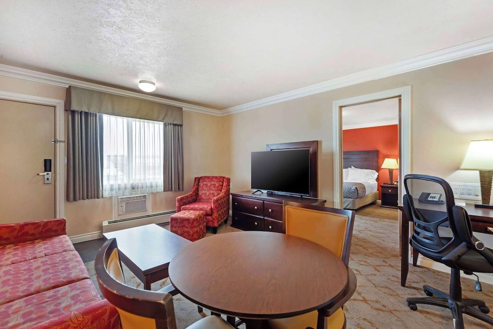 Best Western Plus Mirage Hotel & Resort Standard Apartment, 1 Queen Bed, Non Smoking, Kitchen (Living Room;with Sofabed,FullKit) 4