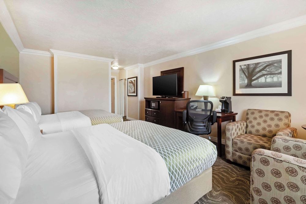 Standard Room, 2 Queen Beds, Non Smoking, Refrigerator & Microwave (Pet Friendly)