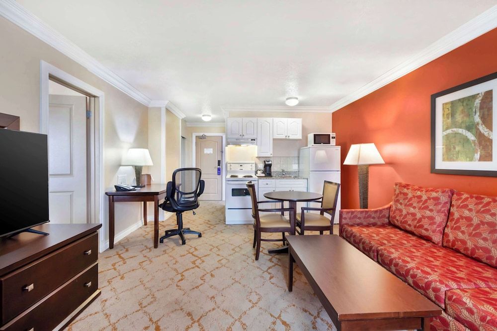 Best Western Plus Mirage Hotel & Resort Standard Apartment, 1 Queen Bed, Non Smoking, Kitchen (Living Room;with Sofabed,FullKit) 5