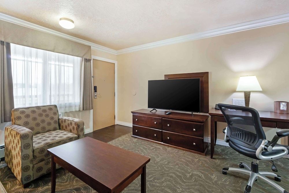 Best Western Plus Mirage Hotel & Resort Standard Apartment, 1 Queen Bed, Non Smoking, Kitchen (Living Room;with Sofabed,FullKit) 6