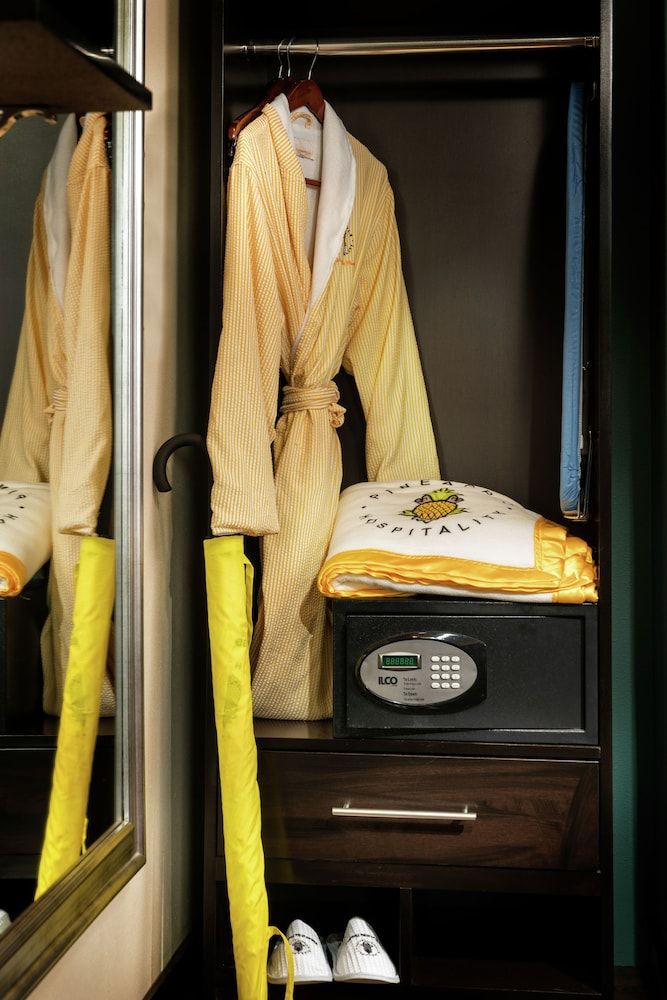 Staypineapple, The Maxwell Hotel, Seattle Center Seattle Room, 1 King Bed 3