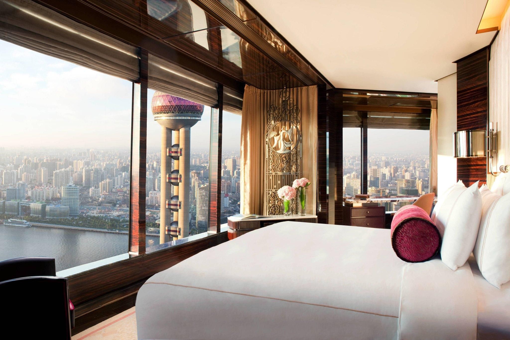 Club lounge access, Larger Suite, 1 King, The Bund River view