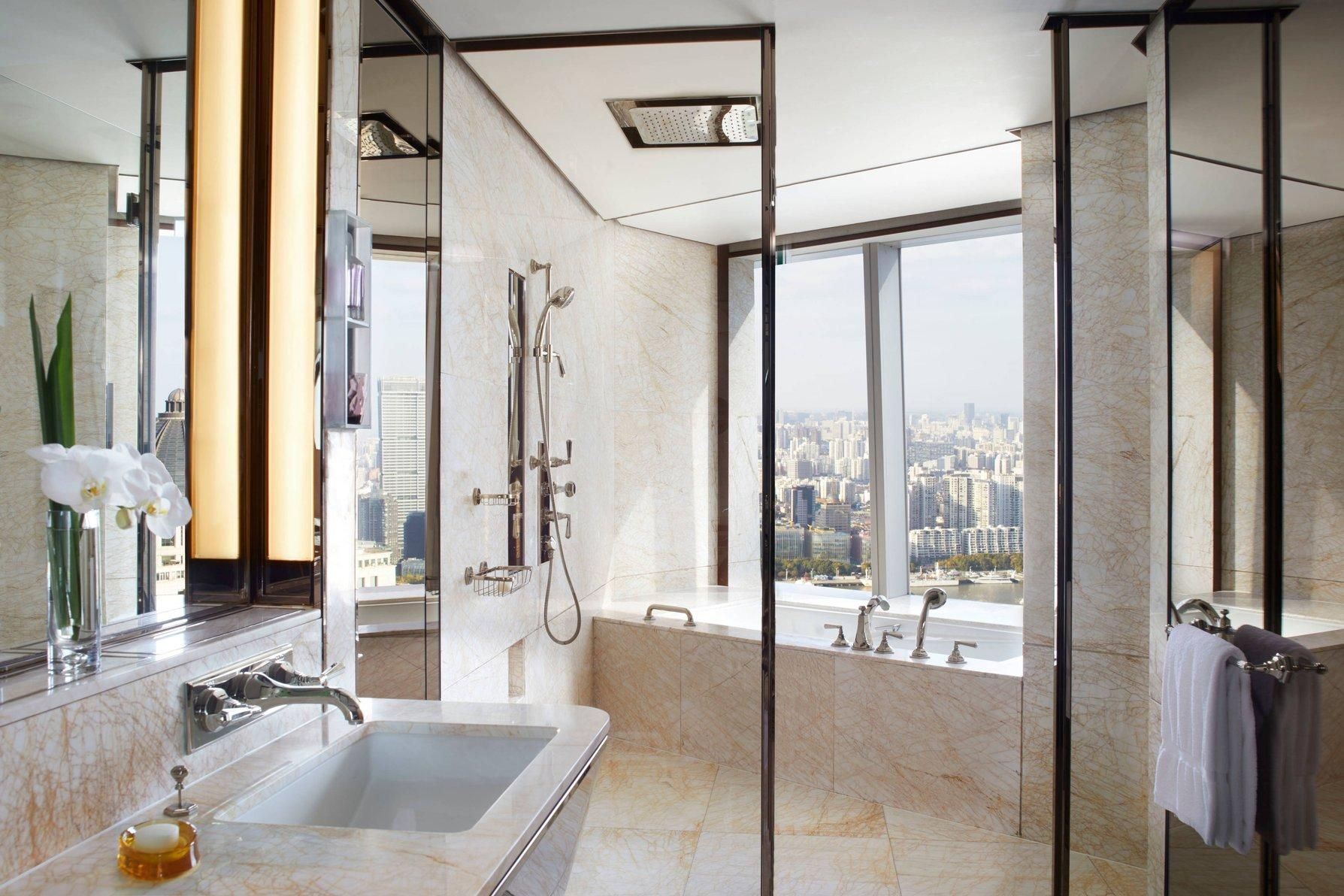 Club lounge access, Larger Guest room, 1 King, Skyline view