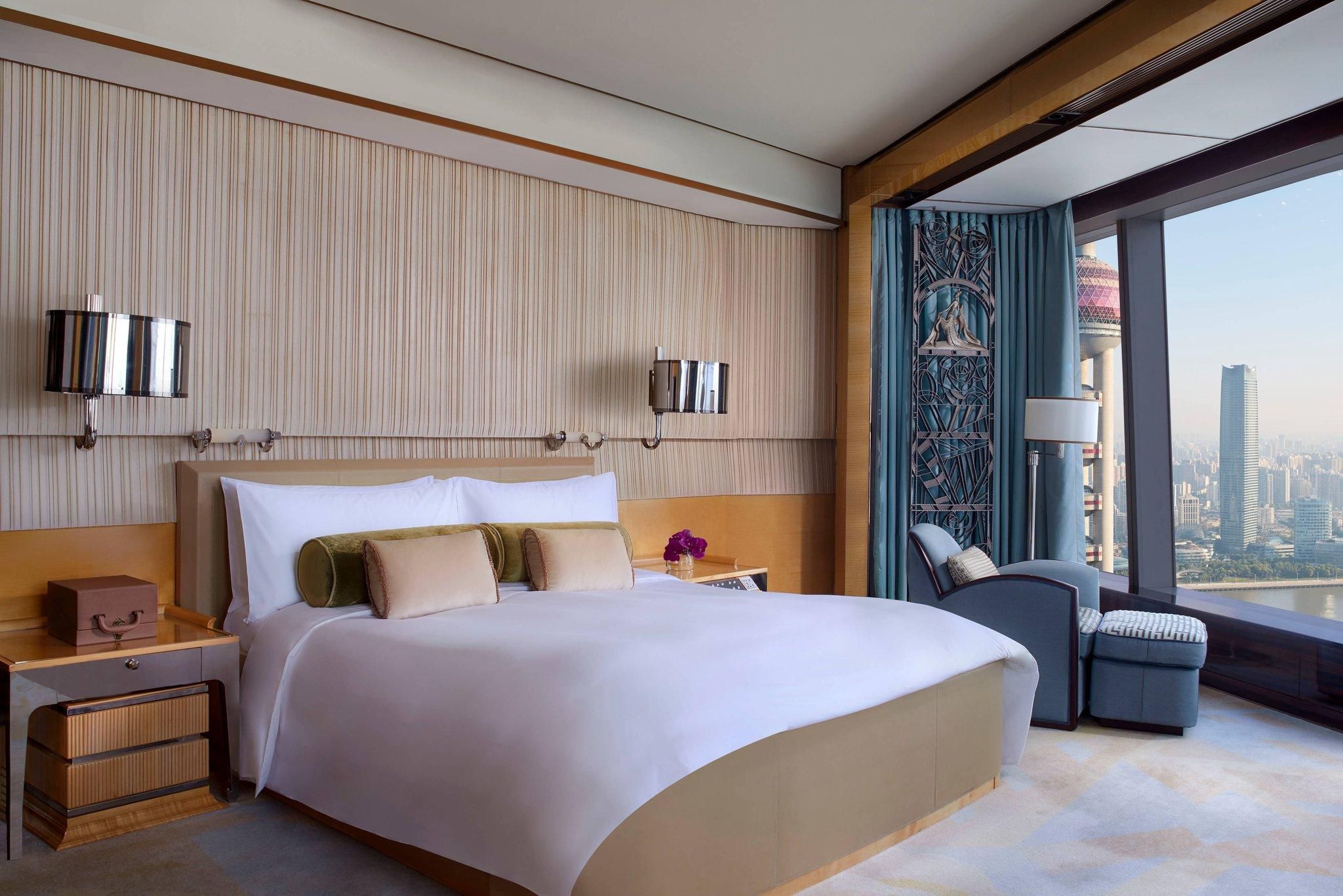 Club lounge access, Larger Guest room, 1 King, Skyline view