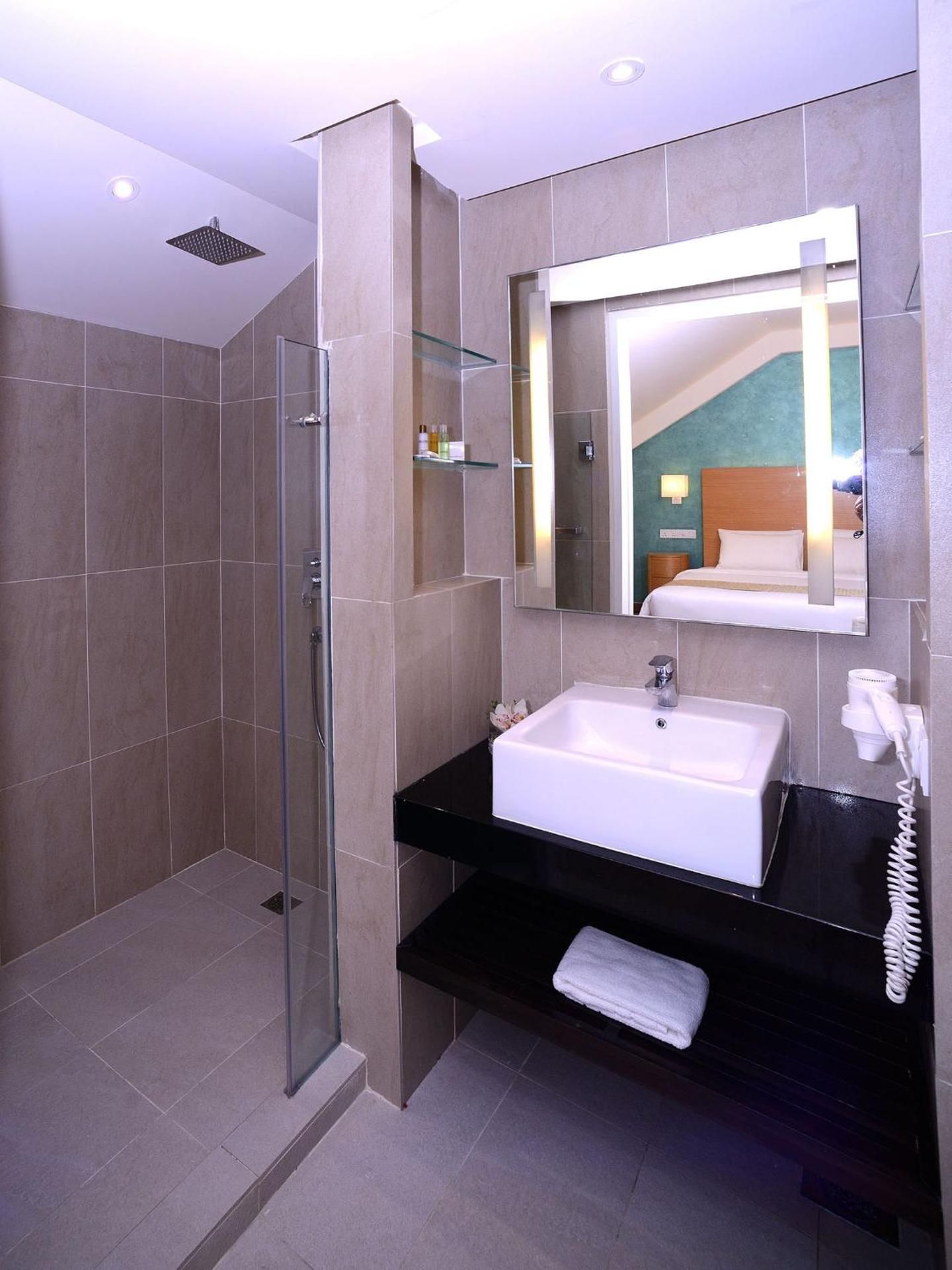 undefined Bella Vista Waterfront Resort 9